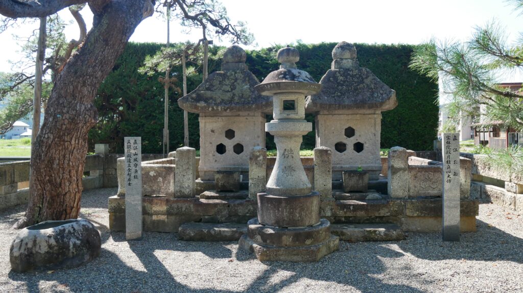 直江兼続・妻お船の方墓所